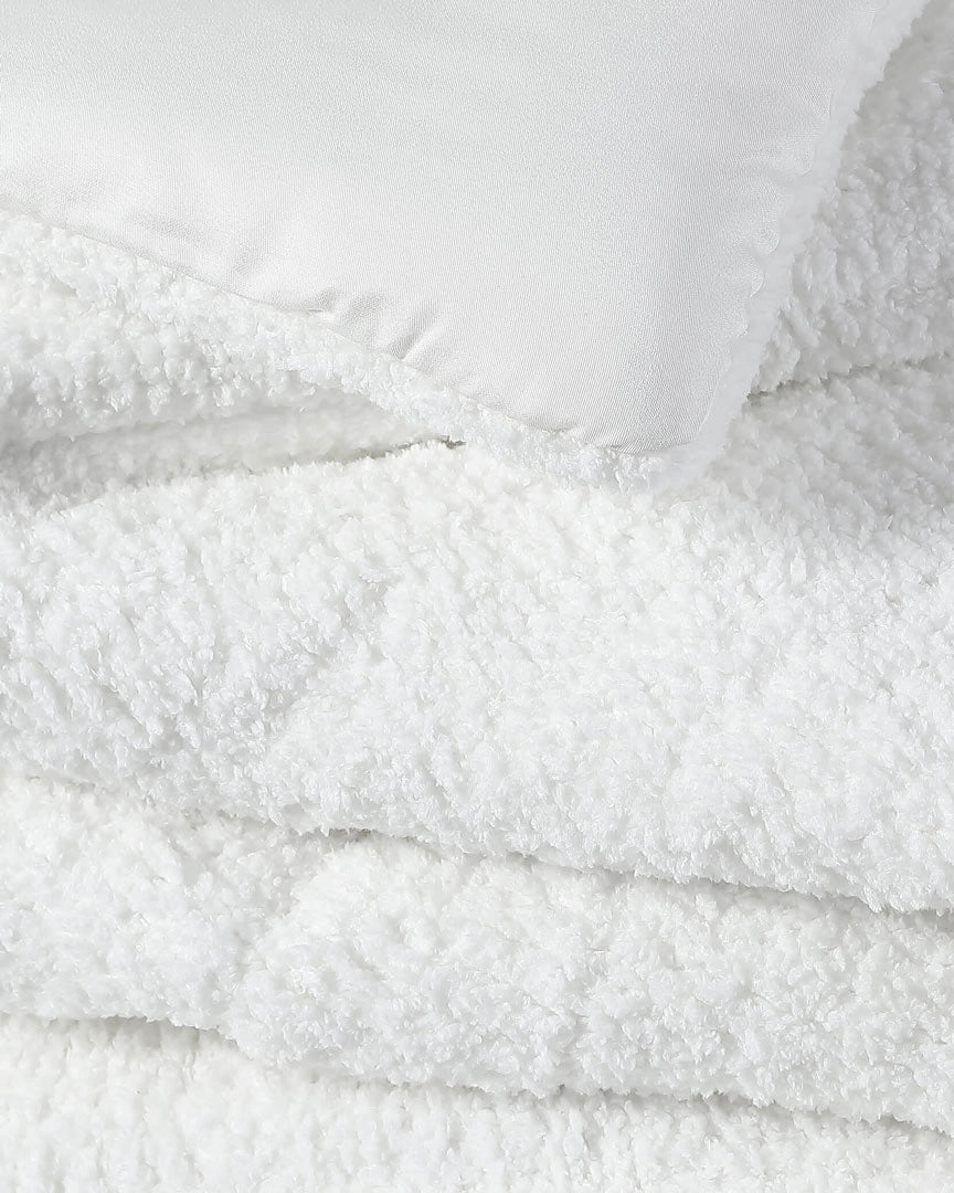 http://sundaycitizen.co/cdn/shop/products/Snug-Quilted-Comforter-Off-White2.webp?v=1703689226