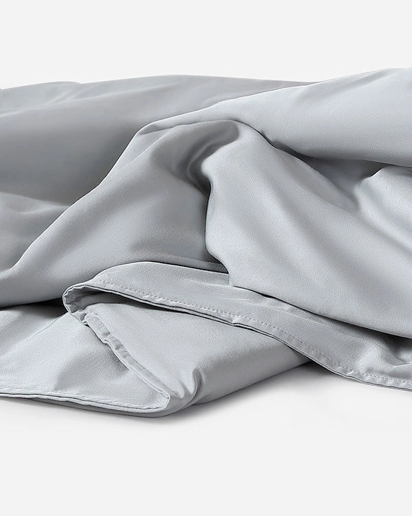 http://sundaycitizen.co/cdn/shop/products/Sunday-Citizen_Bamboo-Crystal-Weighted-Blanket_Cloud--Grey_2_d53dbecc-abbe-4bb4-b435-85a63cb002e2.webp?v=1667327636