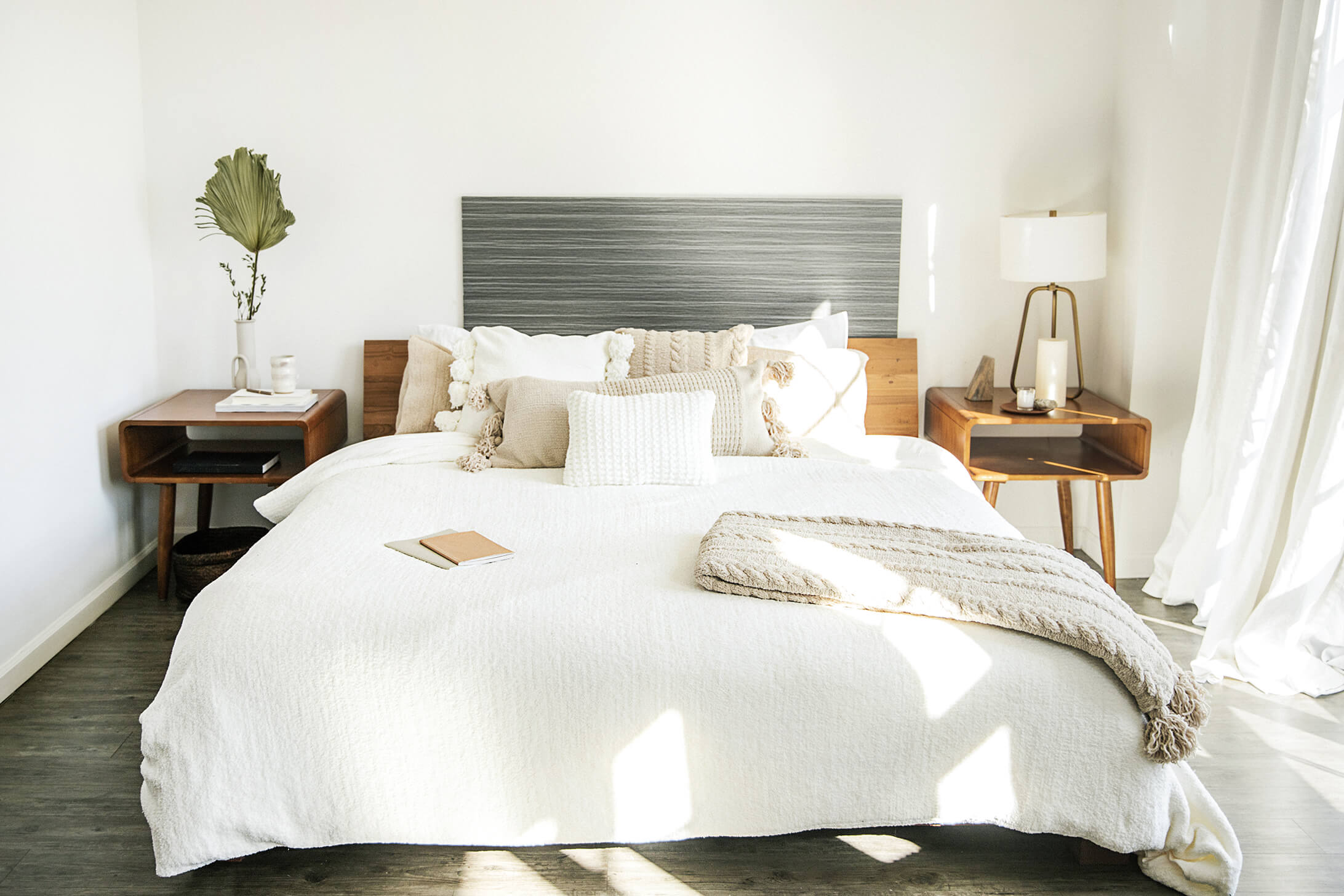 How to Choose a Duvet Cover? Sunday Citizen Snug Bamboo Duvet Cover in Off-White. White and Beige Throw Pillows on the bed.