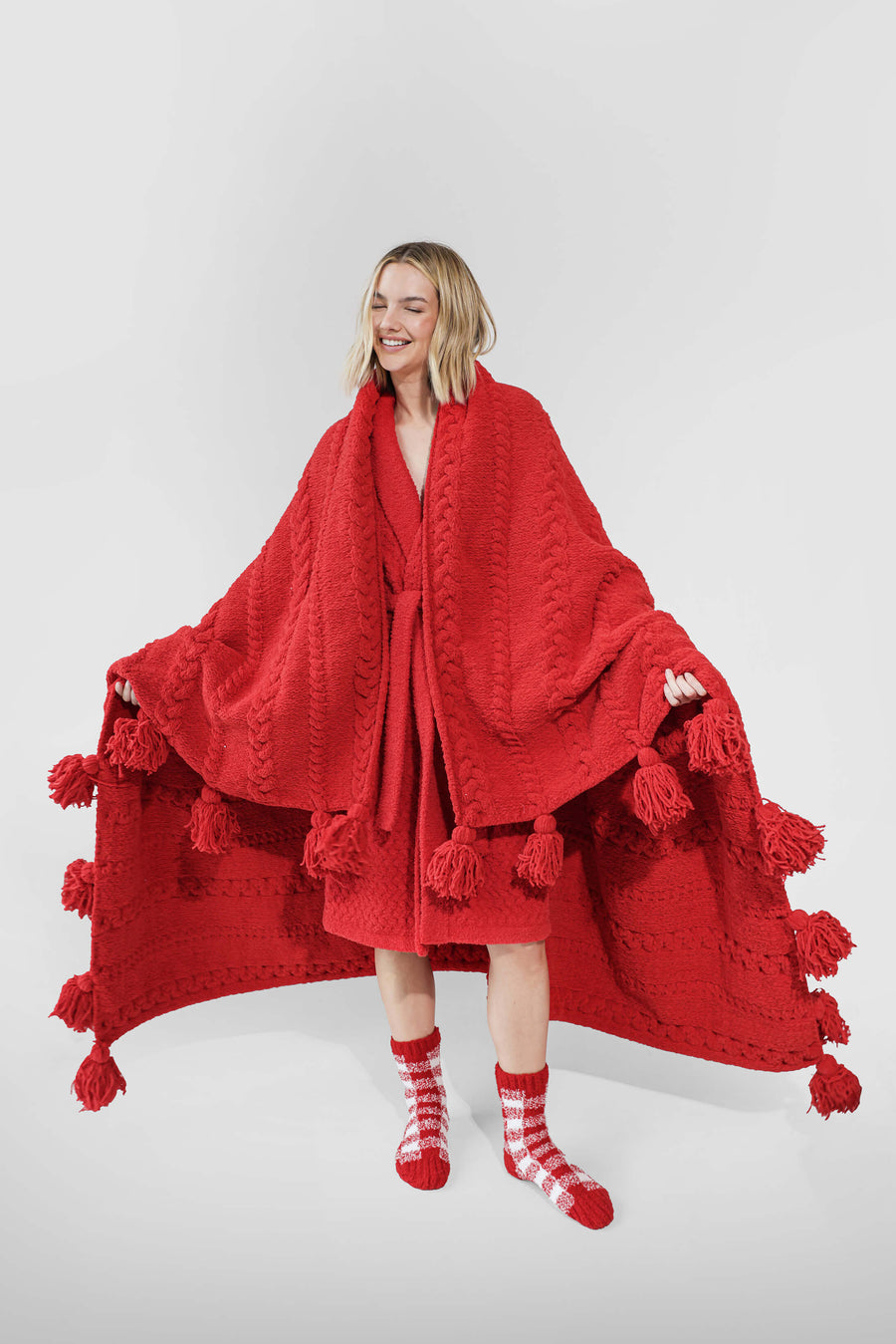 Braided Pom Pom Throw Rouge