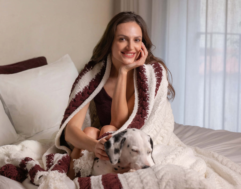 Woman with a Sunday Citizen Braided Snug two tones Lite Throw in White - Fig