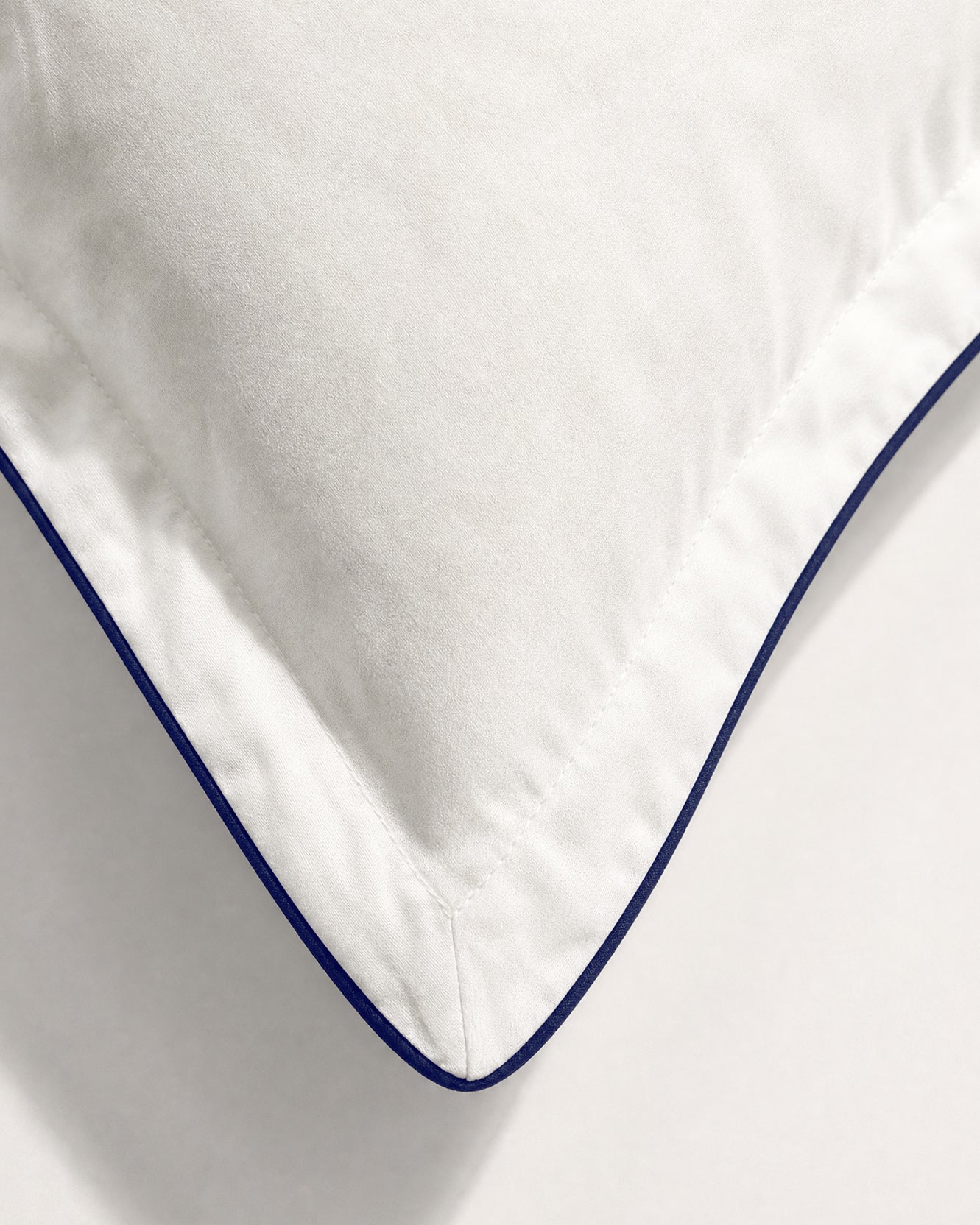 Sunday Citizen Porto Cooling Lumiere Piping Pillowcase in White - Midnight