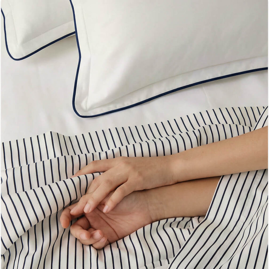 Sunday Citizen Porto Cooling Lumiere Piping Pillowcase in White - Midnight