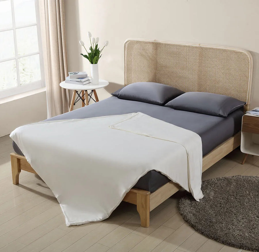 https://sundaycitizen.co/cdn/shop/products/Sunday-Citizen_Bamboo-Crystal-Weighted-Blanket_White_LS1_4dd24fe3-a598-4a9f-ae6f-419fb4ca86cf.webp?format=pjpg&v=1694464133&width=900